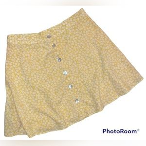 H&M DIVIDED PRINTED MINI TWIRL SKIRT • YELLOW WITH WHITE FLORAL PATTERN • SIZE 6